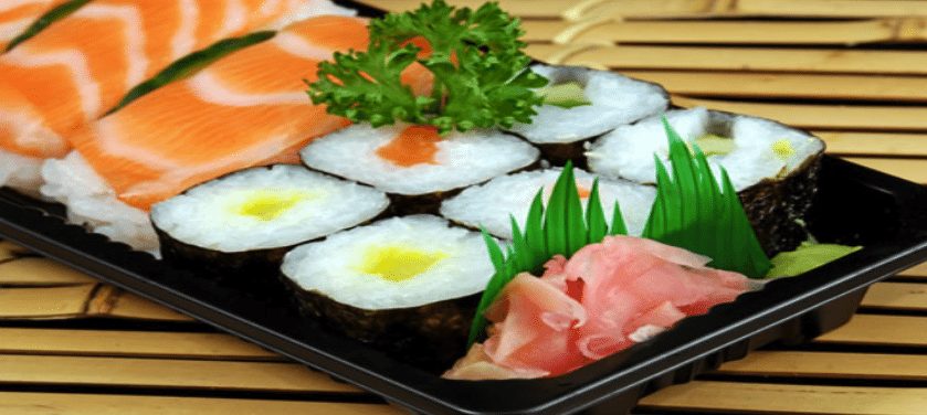 Chef Qun Lin making sushi