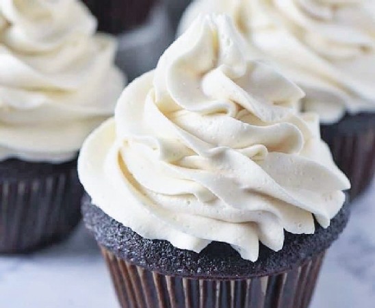 Chocolate Wedding Cake Cupcake